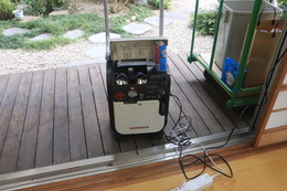 カセットガスボンベの発電機(ホームページ委員会撮影) カセットガスボンベの発電機