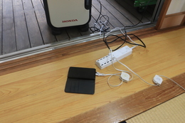 携帯・スマホの充電器(ホームページ委員会撮影) 携帯・スマホの充電器