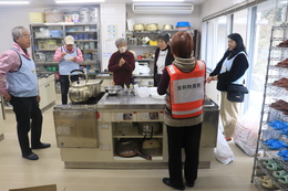 調理室の炊き出し班(ホームページ委員会撮影) 調理室の炊き出し班