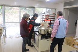 調理室の炊き出し班(ホームページ委員会撮影) 調理室の炊き出し班
