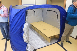 テントとダンボールベッド(ホームページ委員会撮影) テントとダンボールベッド